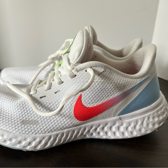 Nike White and Red Sneakers with Breathable Mesh - Picture 1 of 6